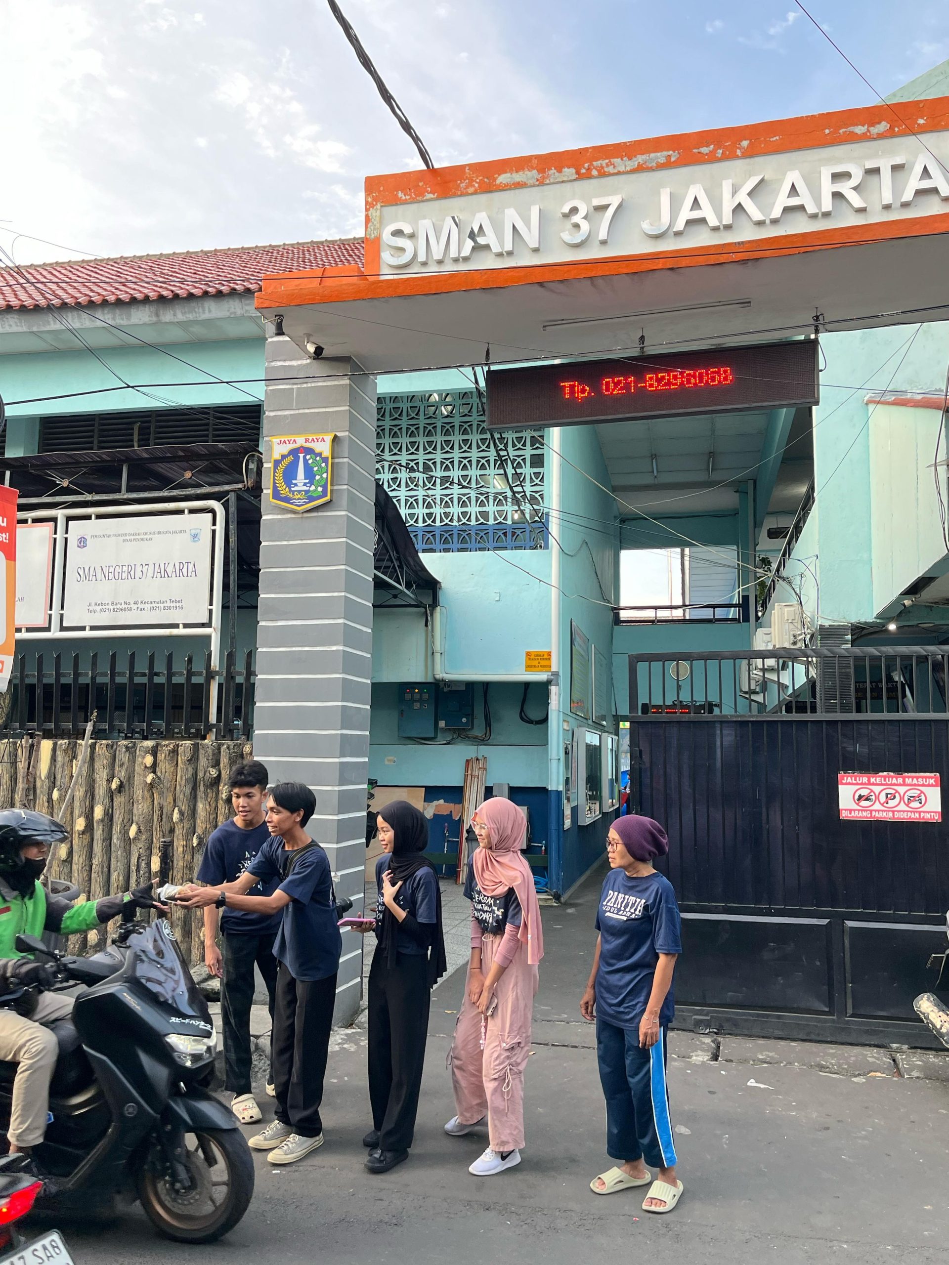 OSIS/MPK SMAN 37 Jakarta Gelar Takjil On The Road